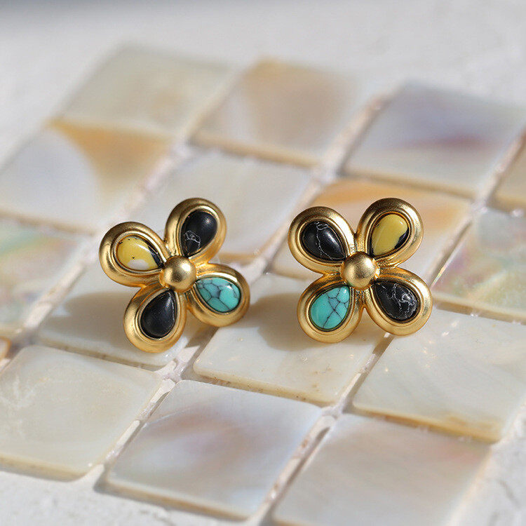 Four leaf clover stud earrings