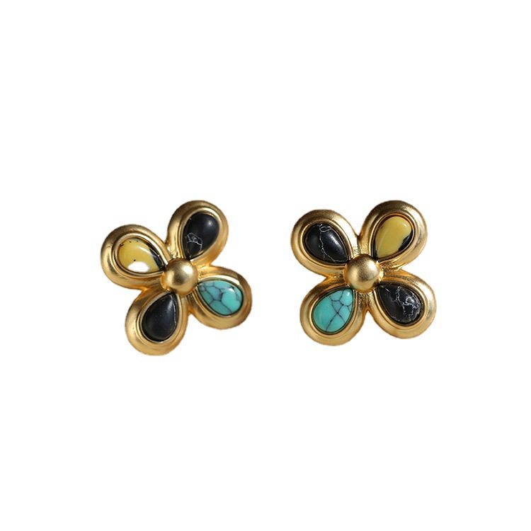 Four leaf clover stud earrings