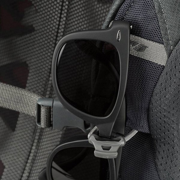 Agate black large-capacity heavy-duty mountaineering bag