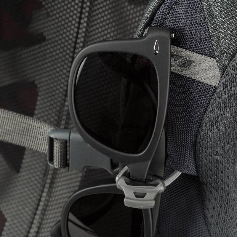 Agate black large-capacity heavy-duty mountaineering bag